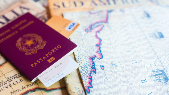 Stop ai viaggi per chi ha condanne penali: il mancato rilascio del passaporto